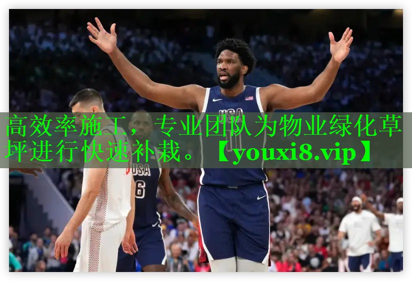 高效率施工，专业团队为物业绿化草坪进行快速补栽。
